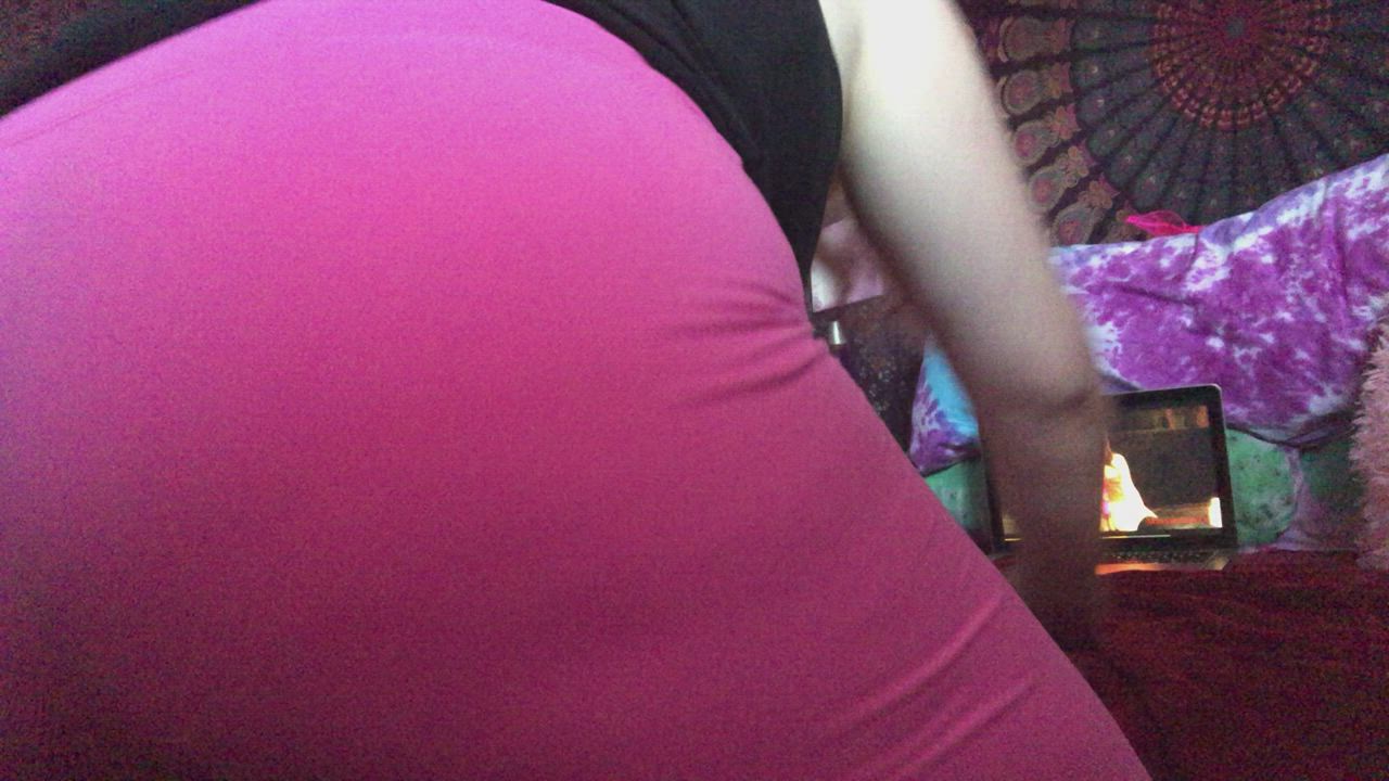 Watching Porn in my Favourite Pink Leggings - free porn video