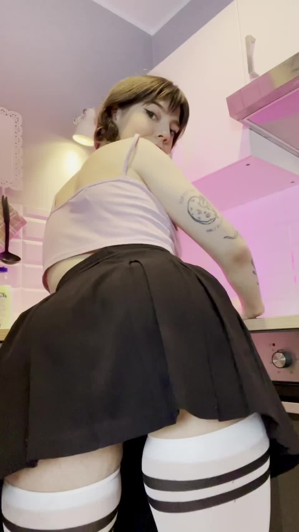 Sweetie with a bubble butt - free porn video