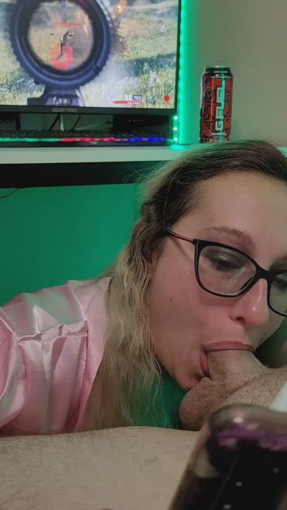 There is always time to reply to friends - free porn video
