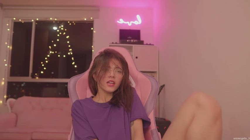 Cute girl getting herself off - free porn video