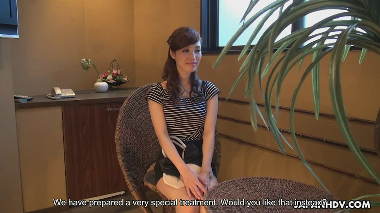 Yura Hitomi gets a special treatment of cunnilingus at the massage parlor - free porn video