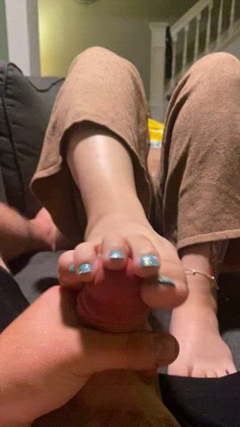 I love feeling cum blow through my toes - free porn video