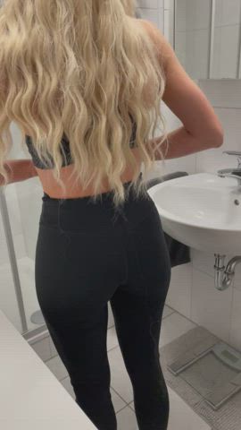 got a little horny in the gym after the workout.. had to show you my pump😌 would you have fun with me in the gym cabin - free porn video